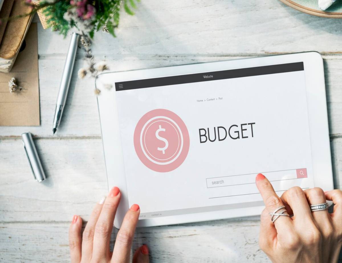 Infographic featuring budgeting tips tailored for small business owners, highlighting key financial strategies and best practices.
 